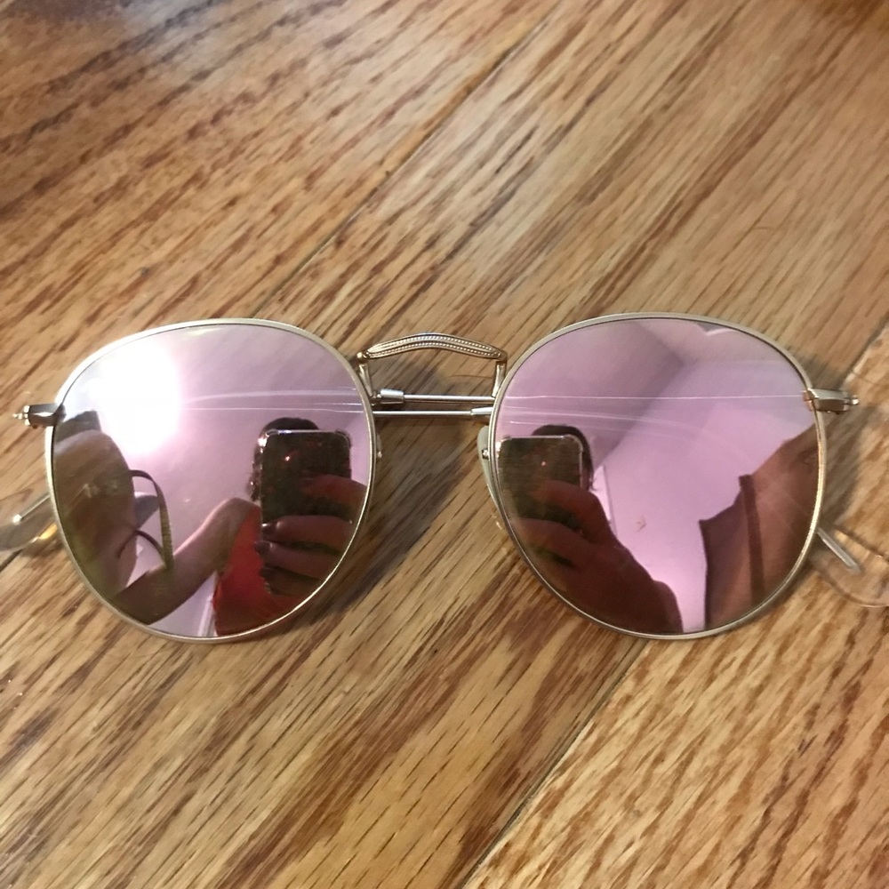Mirrored rose gold Ray Bans